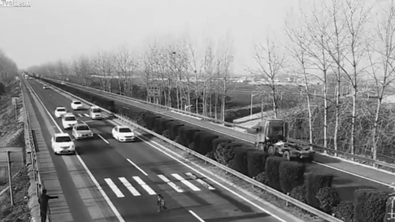 Παιδί περπατά μόνο του στη μέση της εθνικής οδού!